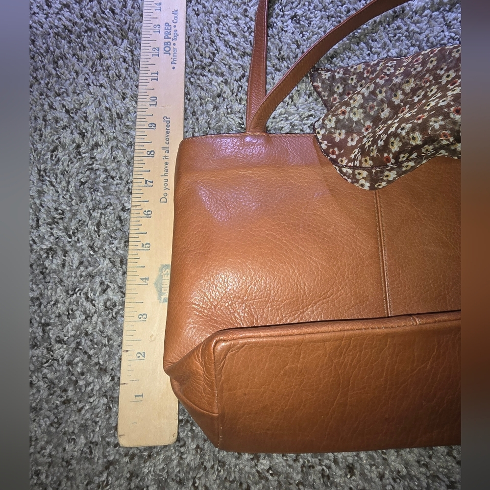 👜 Tan Leather Tote with Floral Scarf Accent In Preloved Condition - Picture 8 of 9